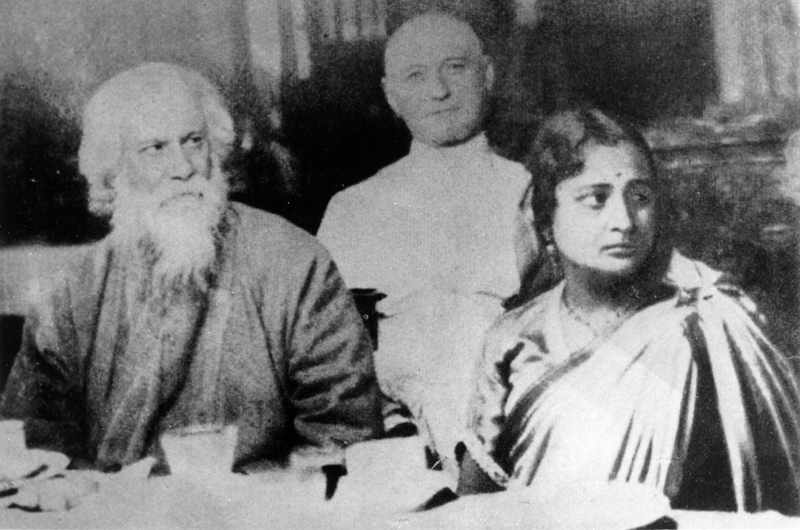 Tagore a keszthelyi premontrei rendház ebédlőjében, mellette R. Mahalánobís, mögötte Berkes Ottó, a gimnázium igazgatója ül